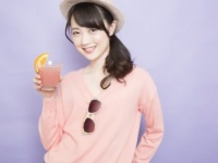 流行に影響されすぎ！　周囲をイラッとさせる「ミーハー女子」の特徴4つ