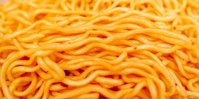 中細で主張控えめな油揚げ麺