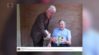 ビル・クリントン、ジョージ・H・W・ブッシュを訪ねてお茶目な靴下をプレゼント
