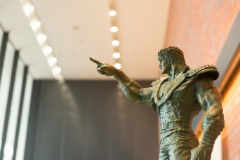 漫画「北斗の拳」ケンシロウ銅像