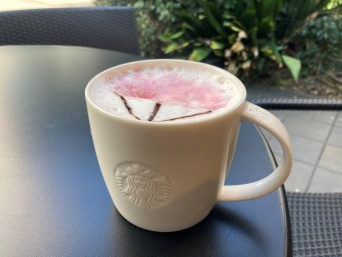 【スタバ新作】春気分高まるラテアートに注目！『桜 咲くよ ラテ』実食レポ