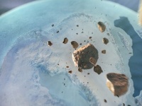 グリーンランドの氷河の下で巨大なクレーターが発見される