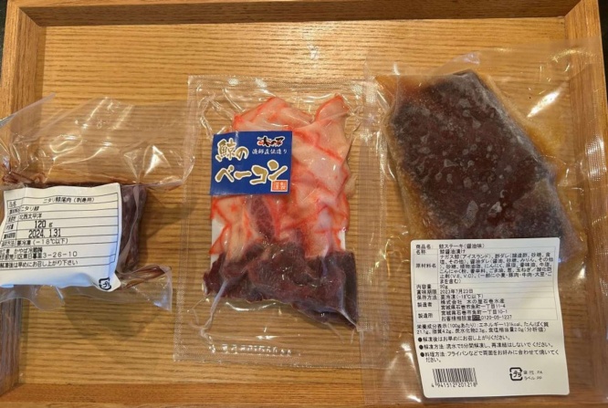 自販機で購入したクジラ肉製品たち（写真は記者撮影、以下同）