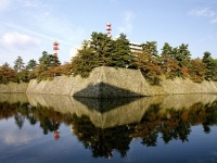 福井城 石垣、内堀（663highlandさん撮影、Wikimedia Commons