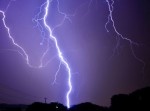 危ねえ！　雷雨でハイテンションの男性、自撮りしていると雷が…！！