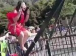 もう耐えられない！　中国の“空中ブランコ”が一瞬で地獄に…！