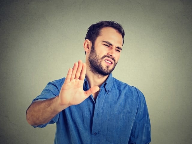 断っている男性