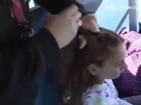 母親を亡くした少女の髪を毎朝三つ編みにしてくれるスクールバス運転手（アメリカ）
