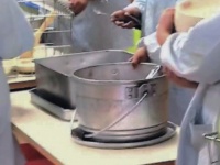 「給食缶をひっくり返しクラスの味噌汁をこぼした私。周りの子たちに責められながら床を拭いていたら...」（埼玉県・30代女性）