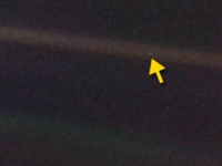 人類の歴史を振り返りながら見る地球の写真「ペール・ブルー・ドット」