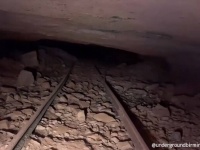 地下30mの鉱山採掘跡地に潜り込み、埋もれた線路を発見（閉所恐怖症注意）