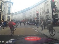 とっても危険！　ロンドンの街中で信号無視をするチャリンコ集団を車載カメラがキャッチ！