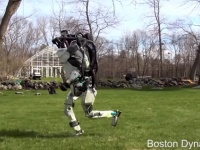 軽やかな足取りでランニングするボストンダイナミクス社の人型ロボット「アトラス」の映像が公開。海外の反応は？