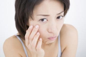 年齢バレてますよ～！　働く女子が「ココだけは年齢が隠せない」と思う体のパーツ3選