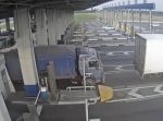 料金所を無理矢理通過しようとしたトラックに天罰が下る。