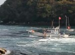 頑張れっ…！　潮の流れが速すぎてなかなか前に進めない漁船。