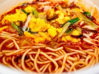 今は無き〝幻のメニュー〟がカップ麺で帰ってきた！　名店「博多だるま」監修の定番＆限定をマニアが実食