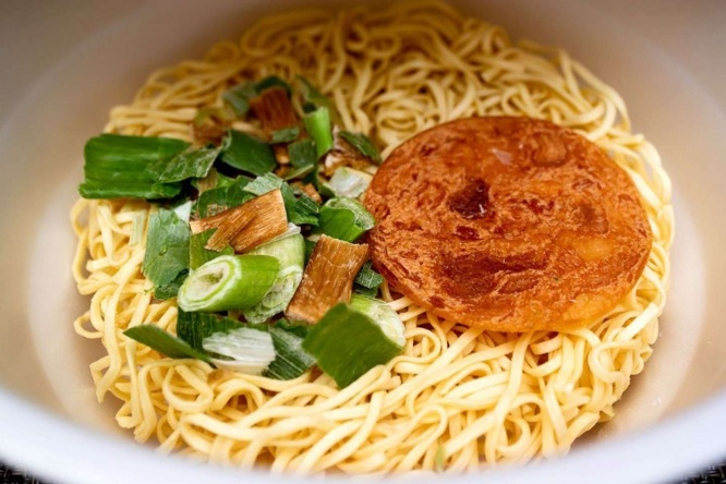 麺の上にかやくを開けた状態