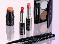 ラベンダーブルーで透明感のある目元に。MiMC2023年春夏コレクション