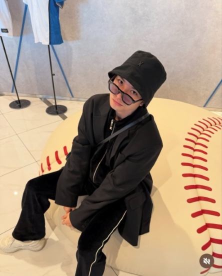 中島健人、彼氏感溢れる私服メガネショットにファン歓喜「一緒に観光し