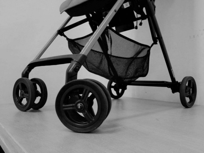 ベビーカーを持ってくれた（画像はイメージ）