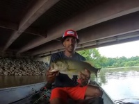 間違いを探せ！釣りの映像を撮影していた男性、大物を釣り上げそれを見せるまでの行動でおかしい点があります