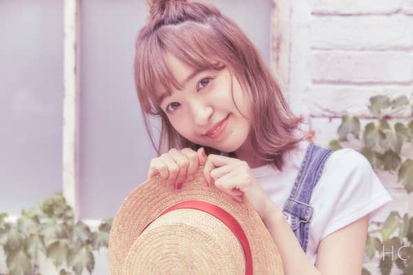 帽子を持つ笑顔の女性