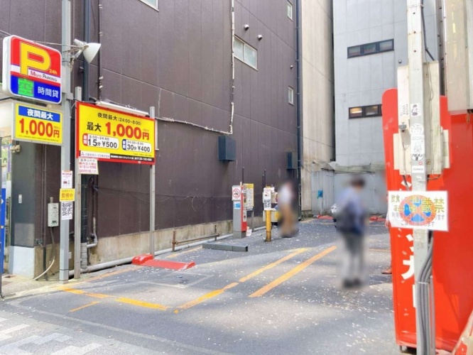 記者が例の駐車場に向かうと、やはり吸い殻まみれ（画像は編集部が25日昼過ぎに撮影、以下同）