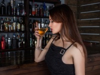 残念なお知らせ。飲酒に適量はなく、総合的にみると健康に悪影響を及ぼすという研究結果（米研究）
