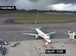 雷、怖すぎ！　飛行機に直撃した映像にビビる