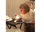 一同爆笑！　おばあちゃんが誕生日ケーキのロウソクの火を頑張って消したが…！