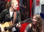 地下鉄で起きた“奇跡のセッション”！　２人の女性が演奏、さらにプロ歌手が…
