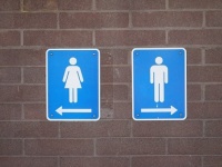 デート中、トイレに行った男性がこっそりしていること5つ