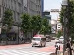 救急車の前を堂々と横断する男。