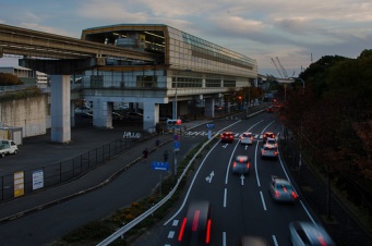 吹田市を走る大阪モノレール（cotaro70sさん撮影、Flickrより）