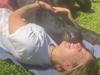 この子はボクが面倒みるよ！保護牛が保護子ブタのガーディアンに？ブラジルのサンクチュアリのほのぼの仲良しストーリー