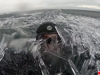 地獄の光景かな？バイカル湖の針状の氷の中を泳ぐダイバー
