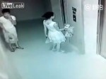 けしからん！　女性のスカートの中を覗きすぎるマヌケな男