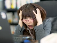 それ以上寄るなーっ！　男性が不潔に感じる女性のしぐさ・6つ