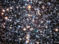 いまだ存在が明らかになっていない中間質量ブラックホールが球状星団に潜んでいる可能性