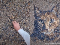 完成度エグすぎ！小石だけで猫を描いたモザイクアート