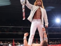 オスプレイに跨りベルトを掲げる海野翔太