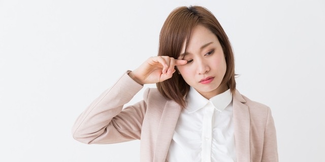目に違和感がある女性