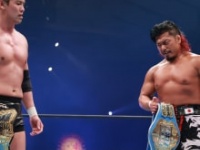 オカダ・カズチカと対峙する鷹木信悟