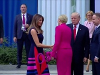 トランプ大統領がポーランドの首相夫人に握手をスルーされる【映像】