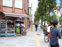 にぎわう外堀通り