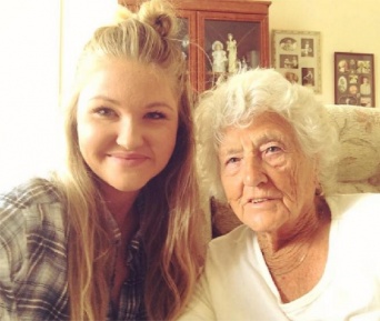 友情に年齢制限なし！街で偶然出会った63歳年上のおばあちゃんと仲良しに