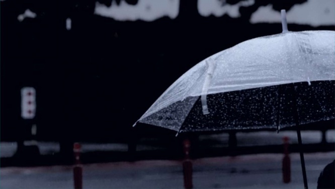 雨の中病院へ（画像はイメージ）