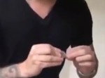 マジック？　それとも超能力？　あっという間にコインをへし曲げる男