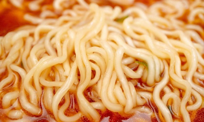 中細で縮れのついたノンフライ麺